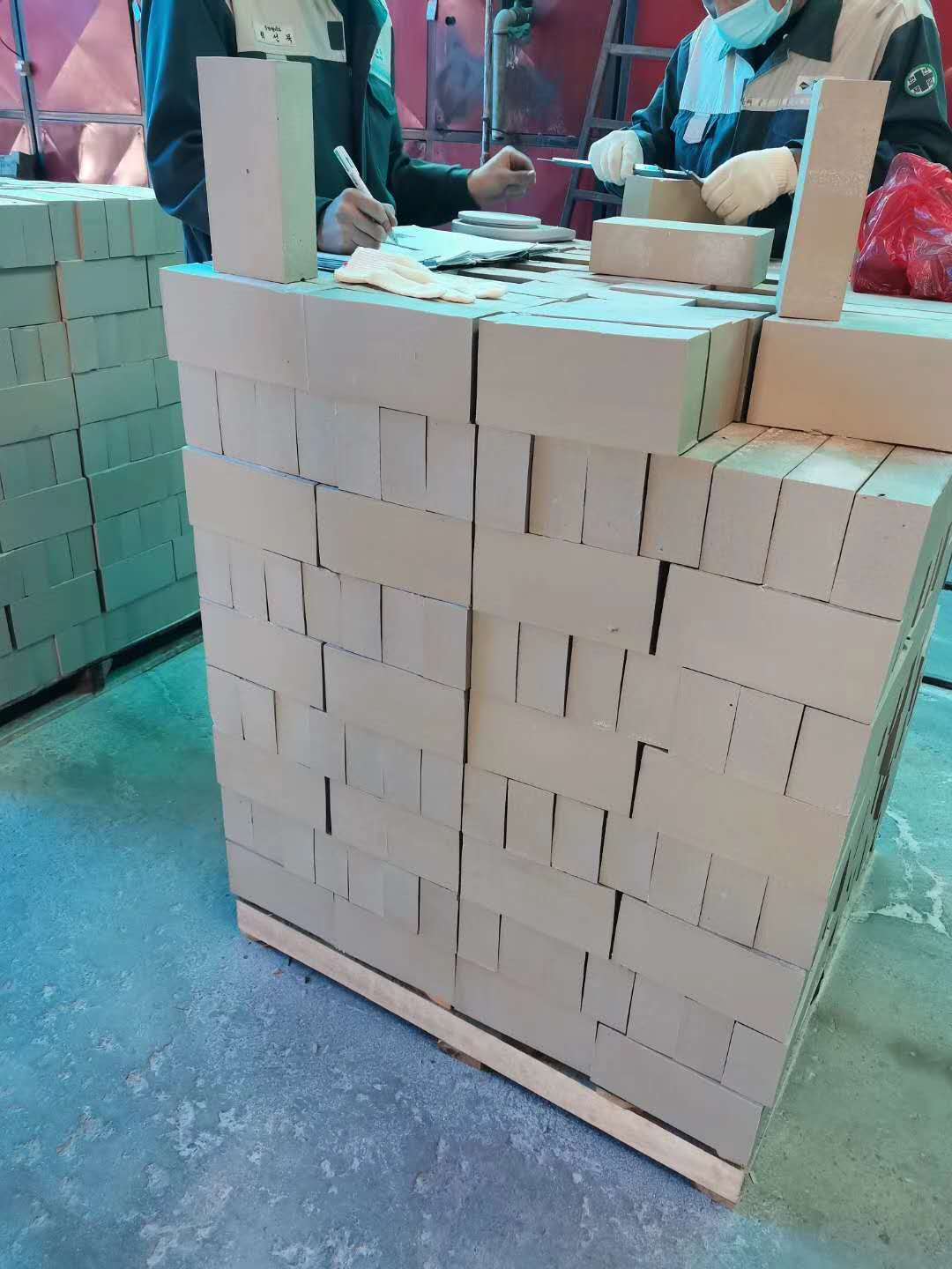 65厚耐酸磚今年處于一直是缺貨狀態(tài)，而且價(jià)格高，那么為什么會(huì)出現(xiàn)這種情況